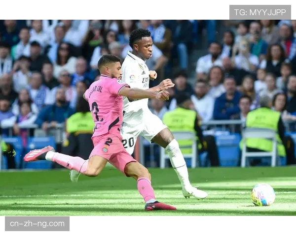 特写：布雷斯特主场门柱三次救主，赛后队员集体亲吻门柱